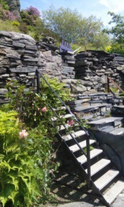 Cosy Terrace Cottage Built Into The Mountain Side. 블레노페스티니오그 외부 사진